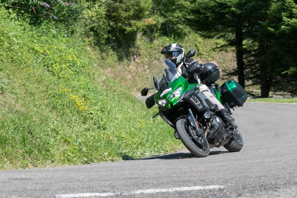 Fazer turismo aos comandos de uma verdadeira superbike