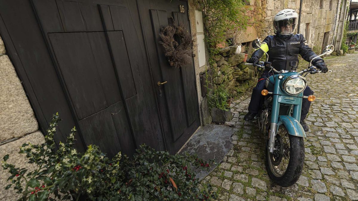 Royal Enfield Classic 650. Nostalgia de Lés-a-Lés 24 Royal Enfield Classic 650 Twin 53 - MotoX