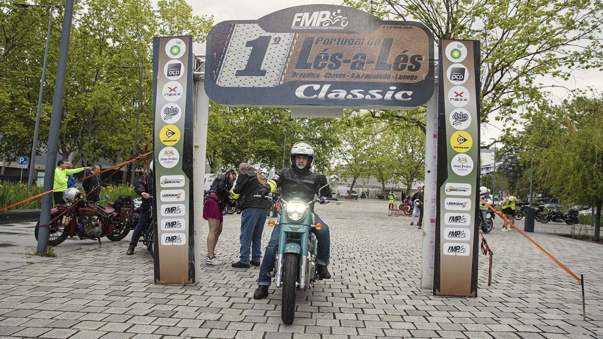 Royal Enfield Classic 650. Nostalgia de Lés-a-Lés 7 Royal Enfield Classic 650 Twin 69 - MotoX