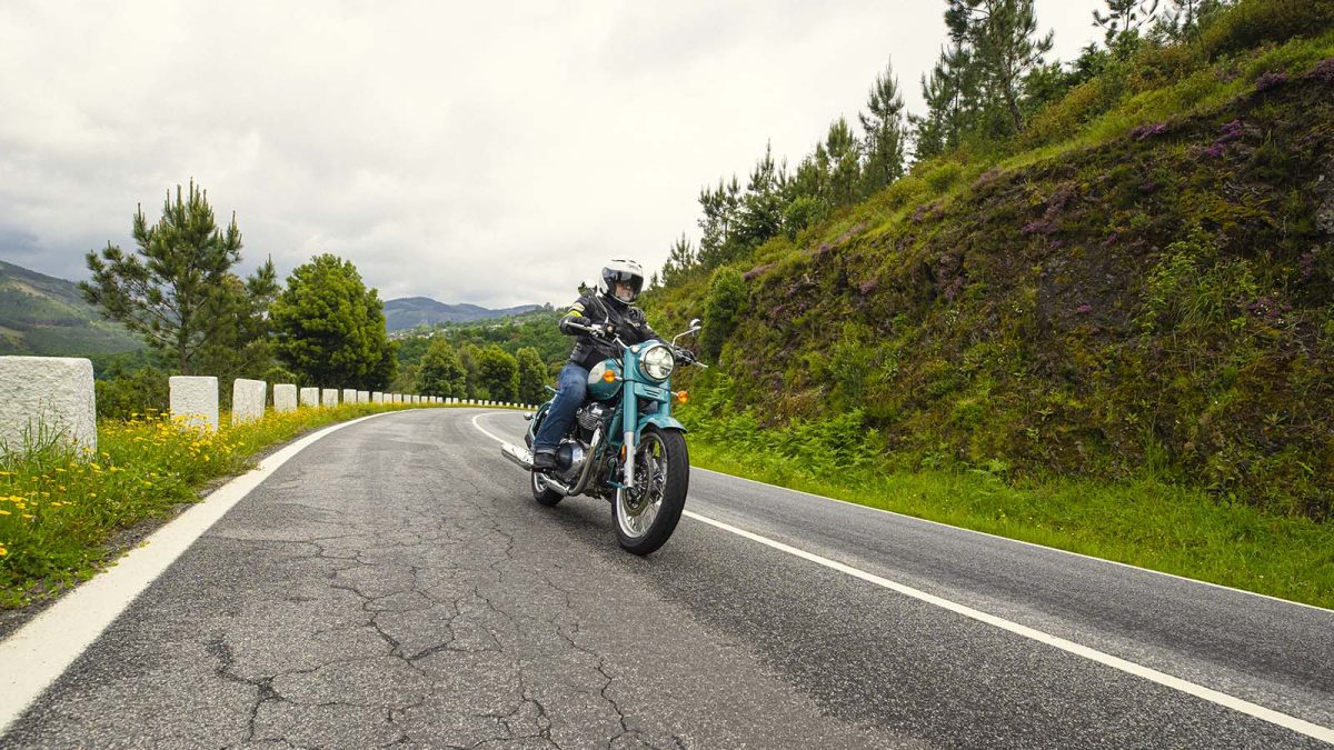 Royal Enfield Classic 650. Nostalgia de Lés-a-Lés 27 Royal Enfield Classic 650 Twin 70 - MotoX