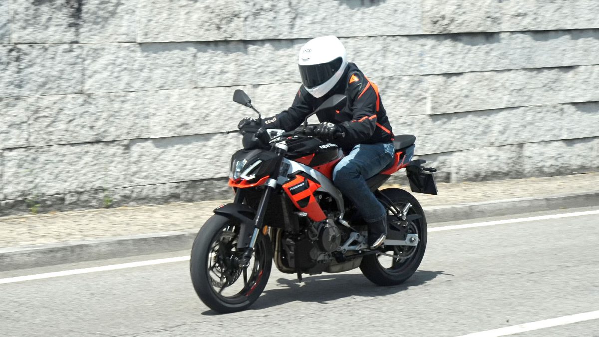 Aprilia Tuono 457. Tons de juventude com estilo 16 Aprilia Tuono 457