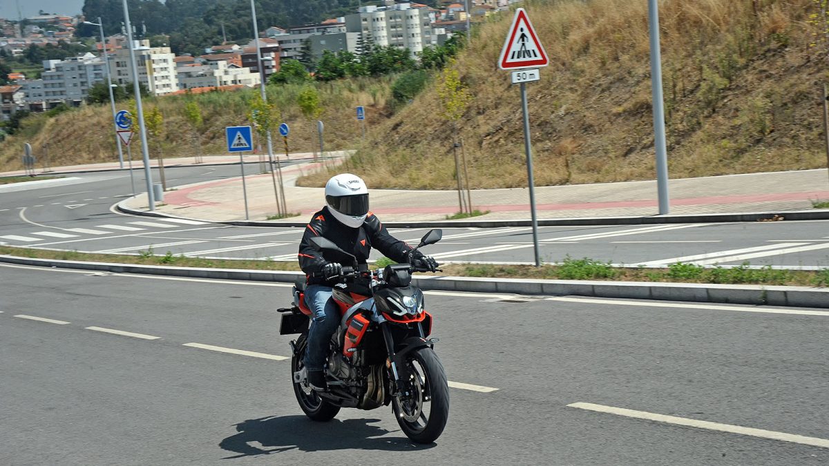 Aprilia Tuono 457. Tons de juventude com estilo 30 Aprilia Tuono 457