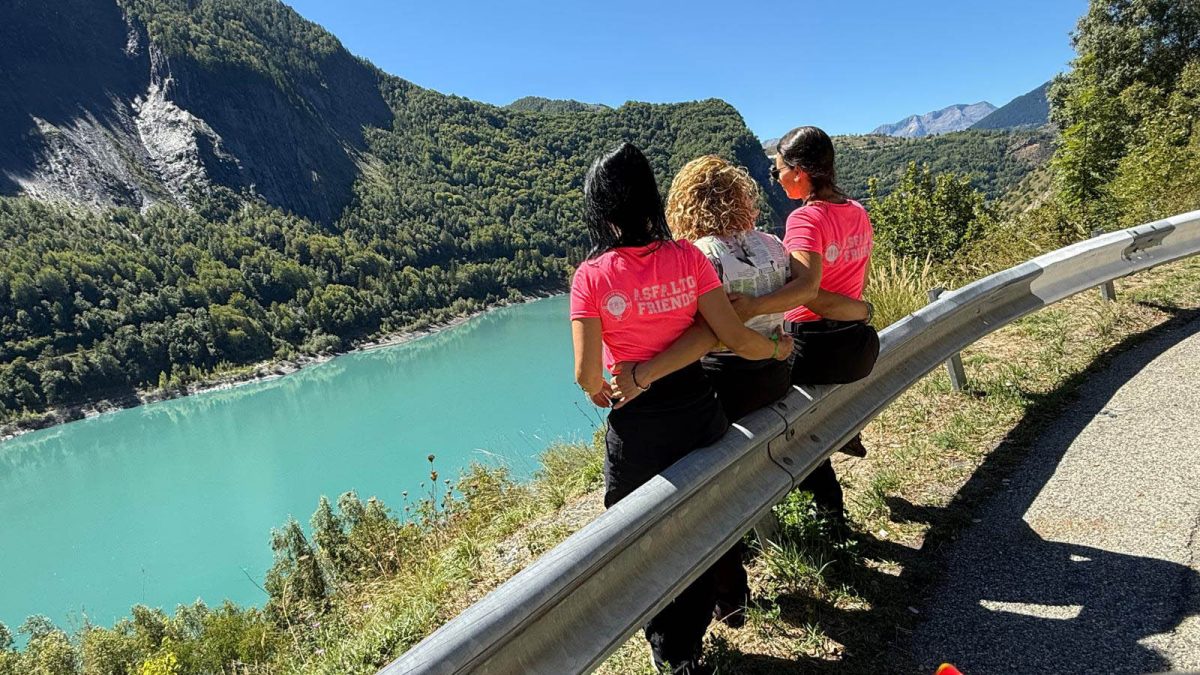 3 mulheres em 3 motos. Viver o caminho e não apenas o destino 27 3 mulheres em 3 motos Alpe DHuez 02 - MotoX