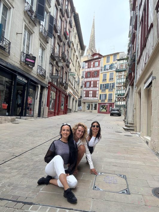 3 mulheres em 3 motos. Viver o caminho e não apenas o destino 3 3 mulheres em 3 motos Bayonne 4 - MotoX