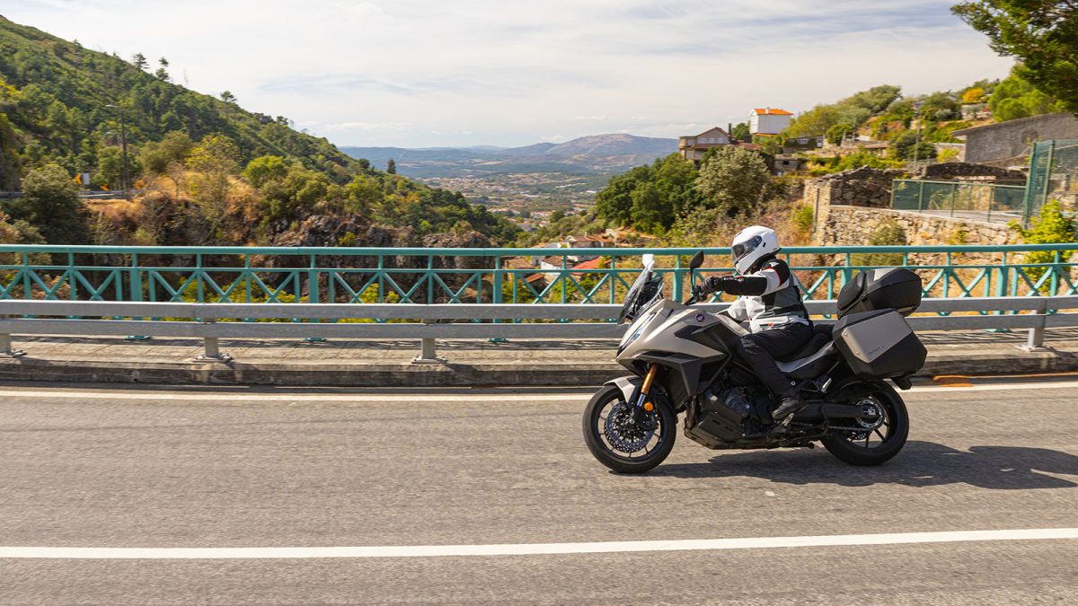 Honda NT1100. Essência de verdadeira turística 2 Honda NT1100