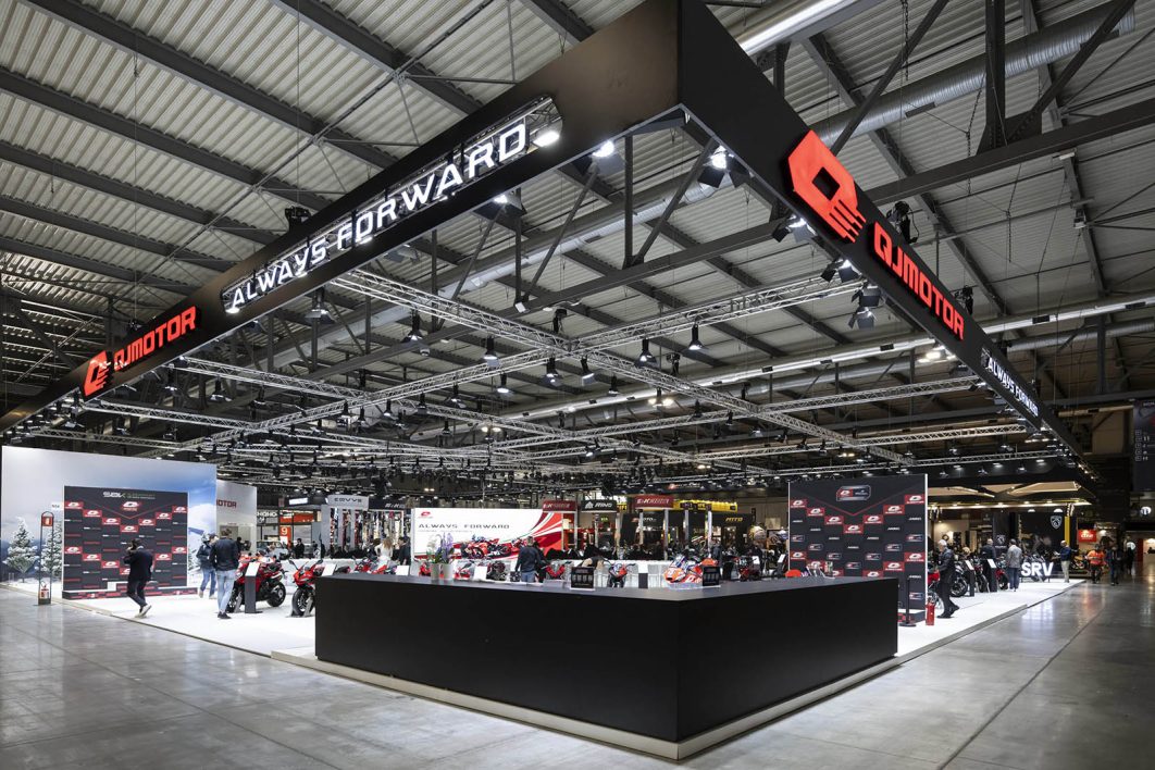 QJMOTOR na EICMA 2025 GRANDE 02 - MotoX