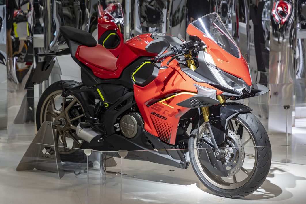 QJMOTOR na EICMA 2025 GRANDE 04 - MotoX