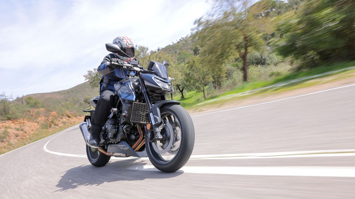 Honda Hornet 750 E-Clutch. O vídeo 1 Honda Hornet 750 E-Clutch