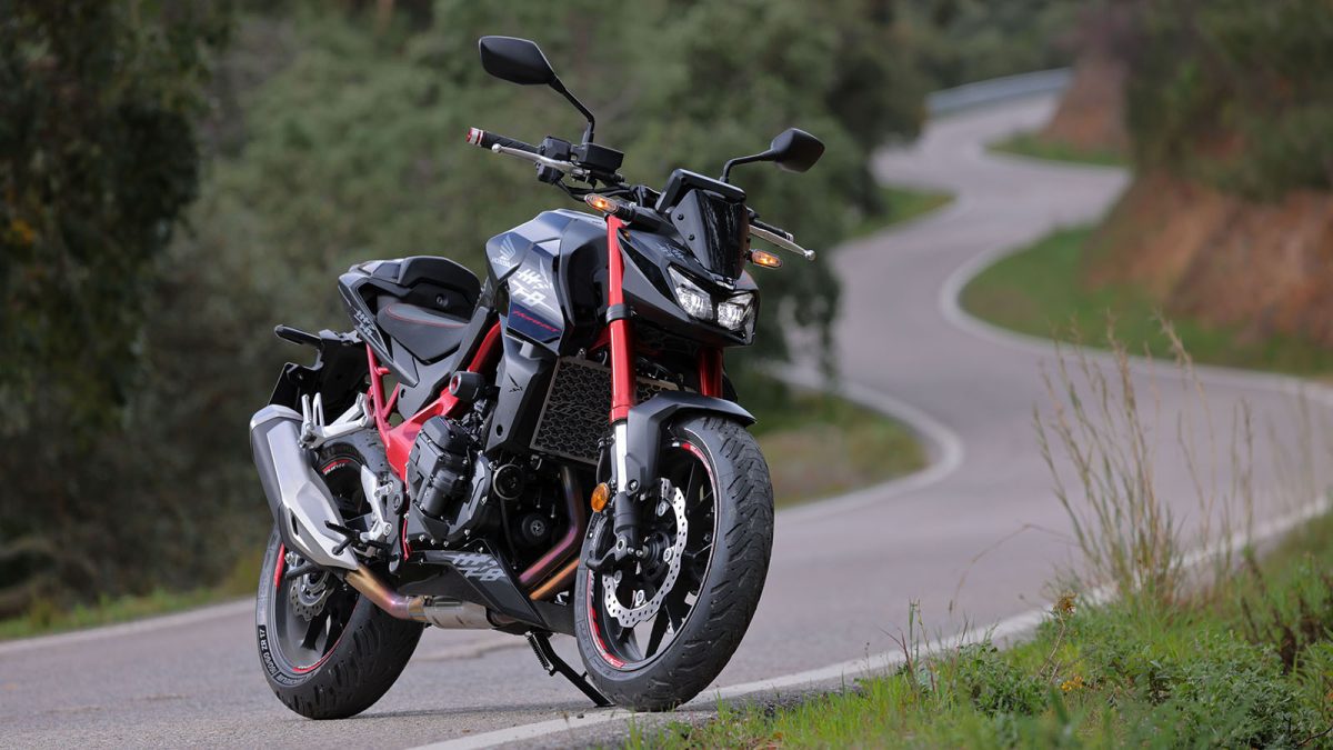 Honda Hornet 750 E-Clutch. O vídeo 4 Honda Hornet 750 E-Clutch