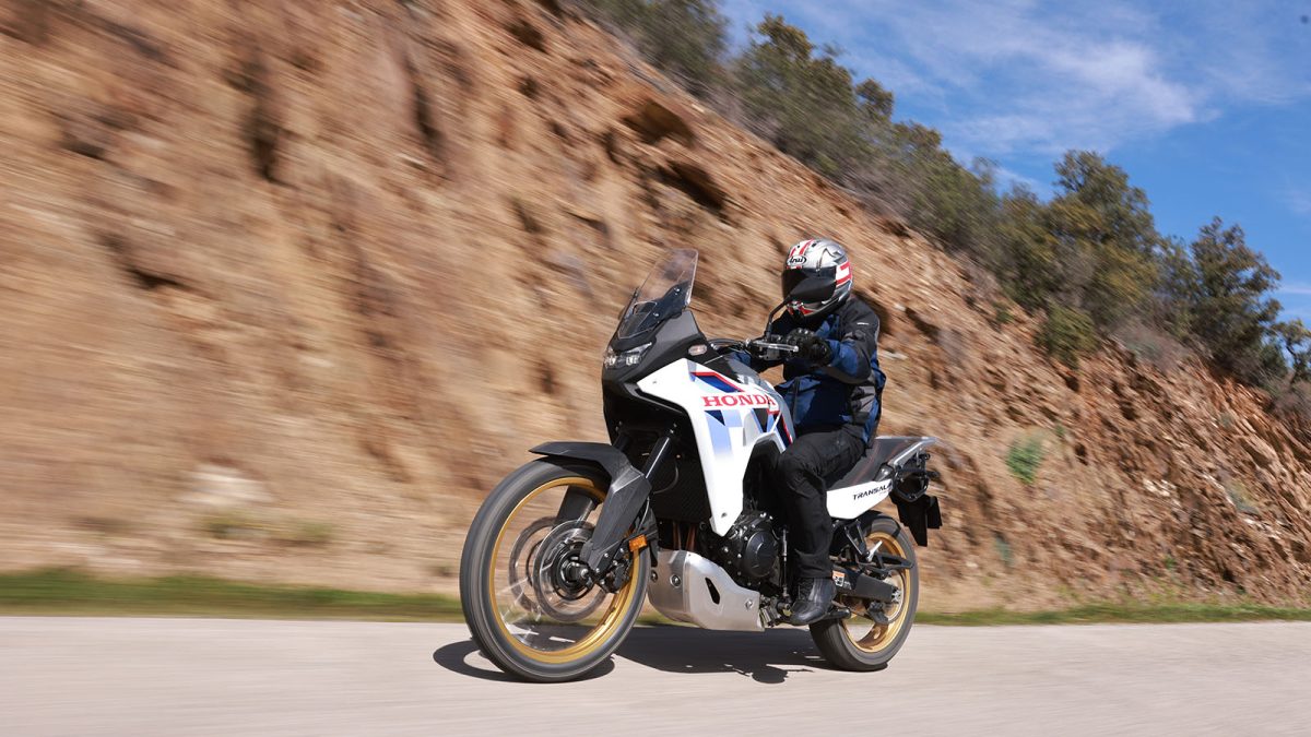 Honda Transalp 750 E-Clutch. O vídeo 2 Honda Transalp 750 E-Clutch