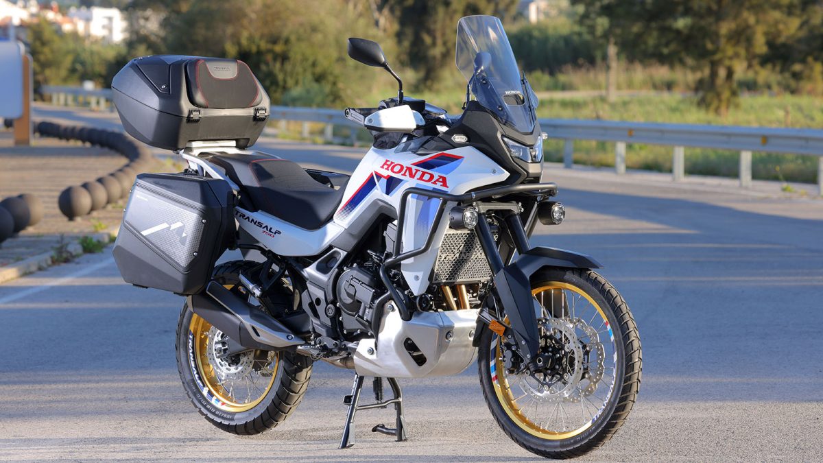 Honda Transalp 750 E-Clutch. O vídeo 4 Honda Transalp 750 E-Clutch