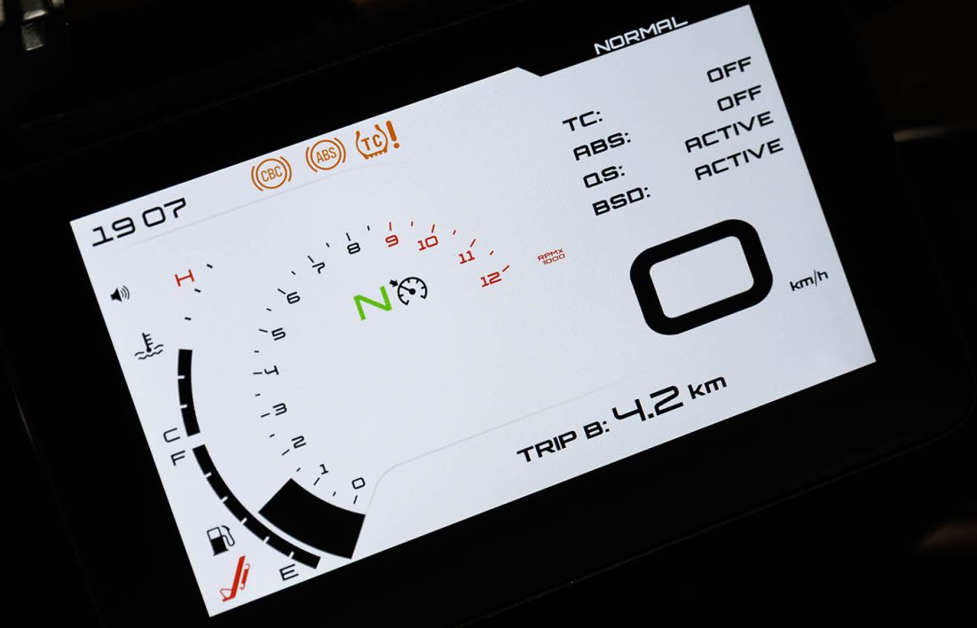Benelli TRK 902 painel 01 - MotoX