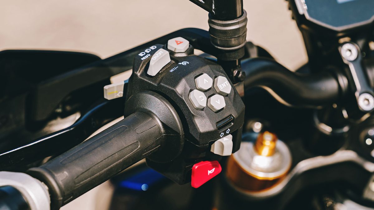 TVS RTR 310 e TVS RR 310. Ambição a dobrar 13 TVS RTR 310 16 - MotoX