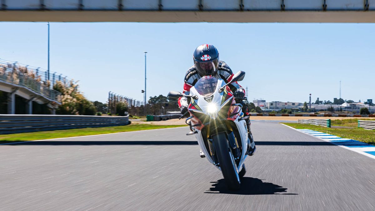 Suzuki GSX-R1000R. Reacender a chama de Hamamatsu 21 Suzuki GSX-R1000R